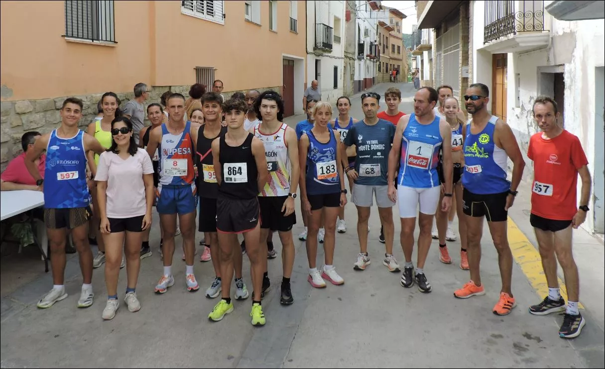 Participantes de la carrera Absoluta con la alcaldesa antes de la salida