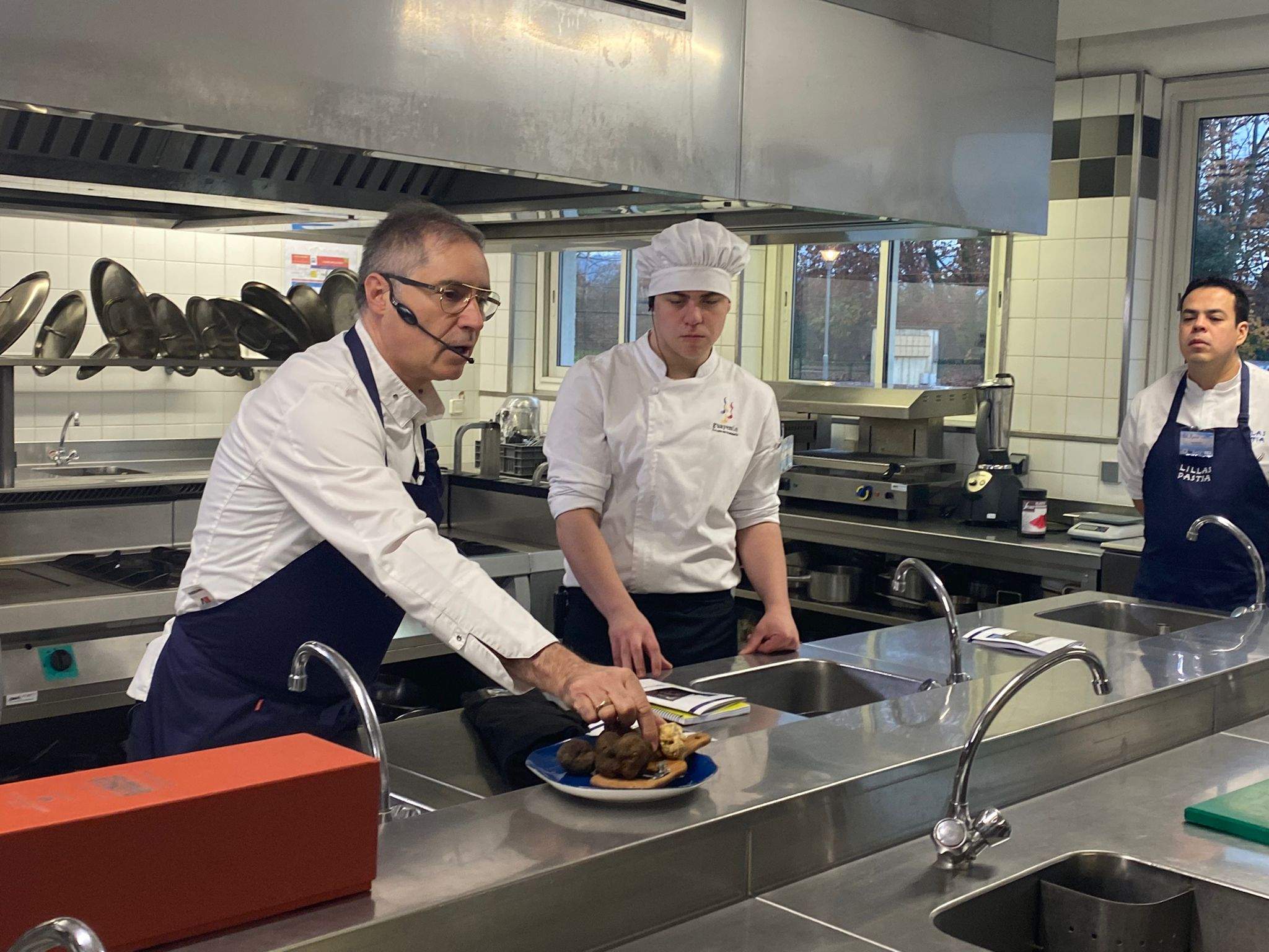 Carmelo Bosque durante una de las clases a estudiantes de Hostelería
