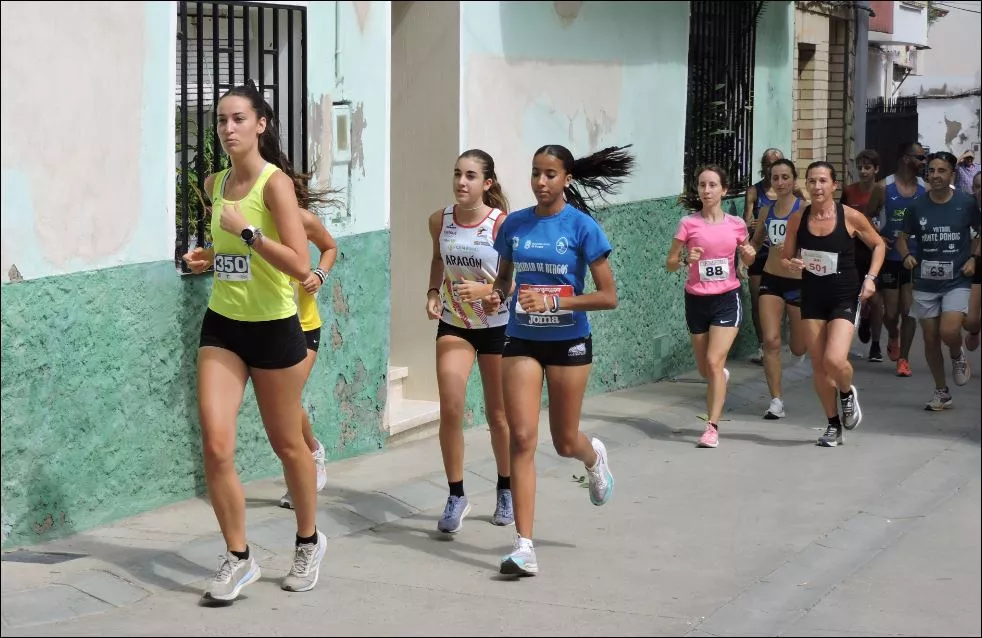Grupo femenino en las primeras vueltas de la carrera