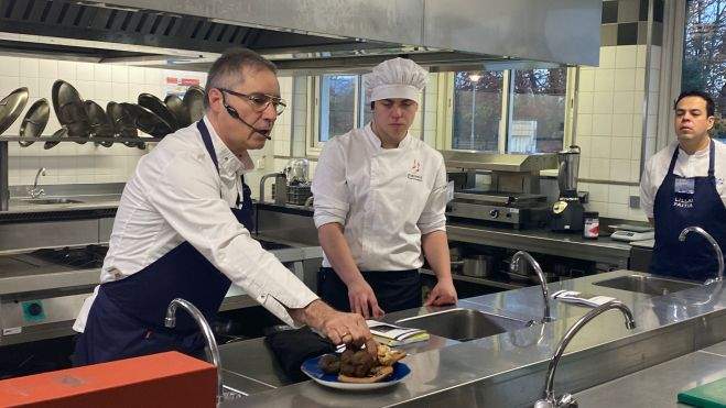 Carmelo Bosque durante una de las clases a estudiantes de Hostelería Carmelo Bosque durante una de las clases a estudiantes de Hostelería