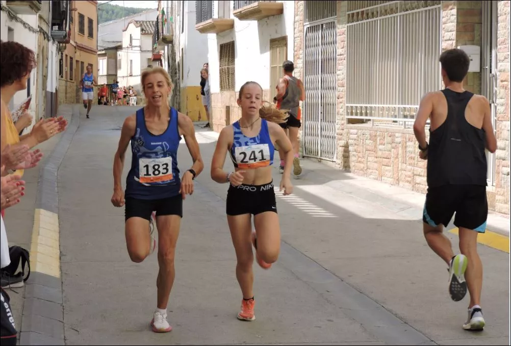 Laura Rosell y su hija Judith Pérez disputando una prima