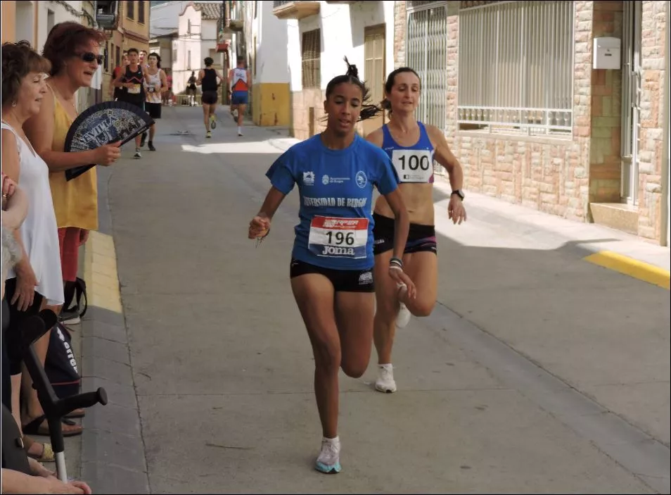 Marwa Elkhouyaali y Eva Morraja disputando una prima