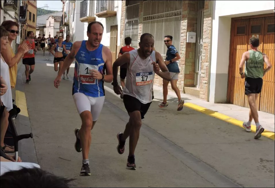 Marc Martínez de Alcañiz disputando una prima con el leridano Mustapha Elkhouyaali