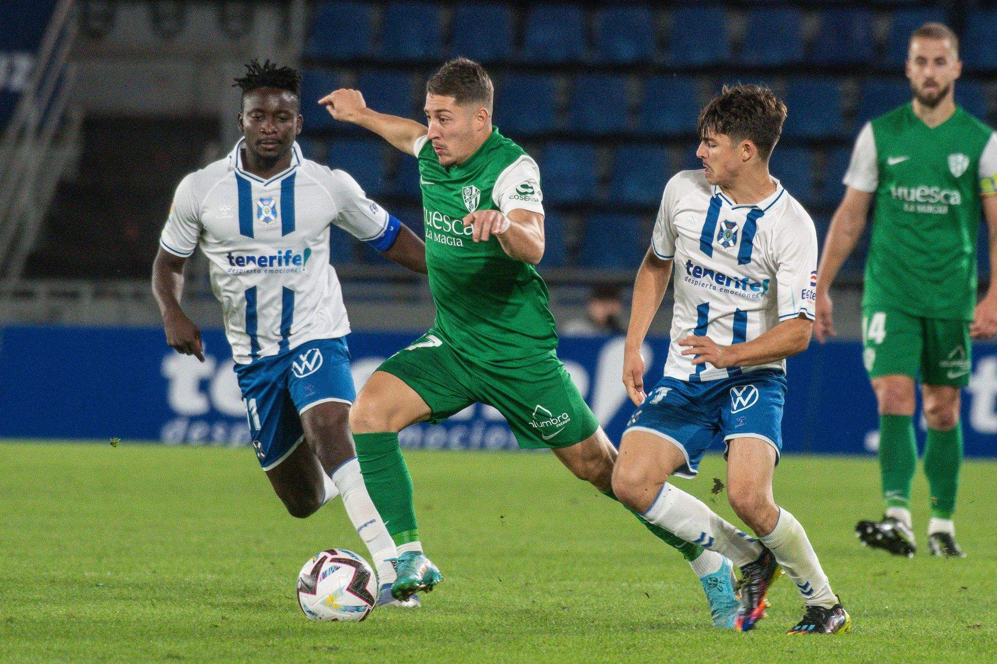 Enzo Lombardo conduce un balón en el choque ante el Tenerife. Foto: SD Huesca