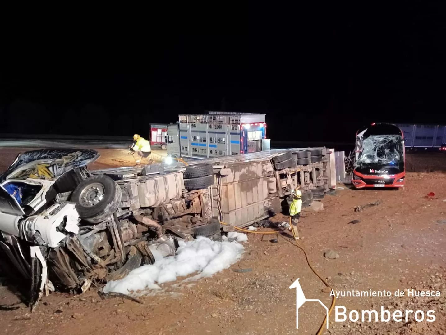 Imagen del lugar del accidente, cerca de Quicena, en el que se han visto involucrados un camión y un autobús.