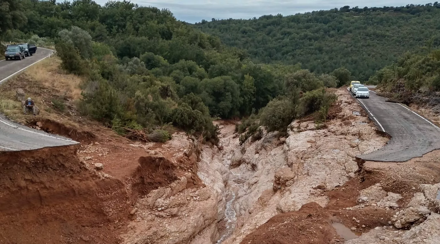Las intensas lluvias se llevan por delante dos tramos la carretera entre Bastarás y Yaso Las intensas lluvias se llevan por delante dos tramos la carretera entre Bastarás y Yaso