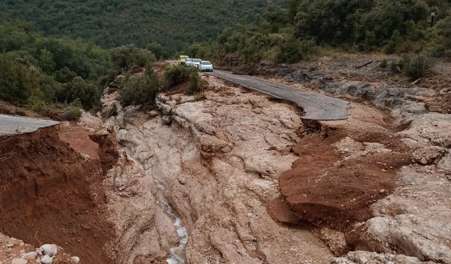 Corte de la carretera entre Bastarás y Yaso en la Sierra de Guara.