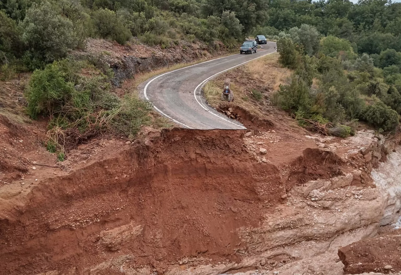 Corte de la carretera entre Bastarás y Yaso en la Sierra de Guara.
