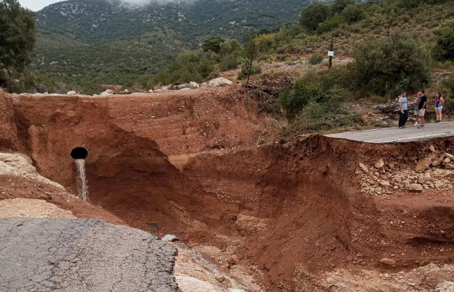 Corte de la carretera entre Bastarás y Yaso en la Sierra de Guara.