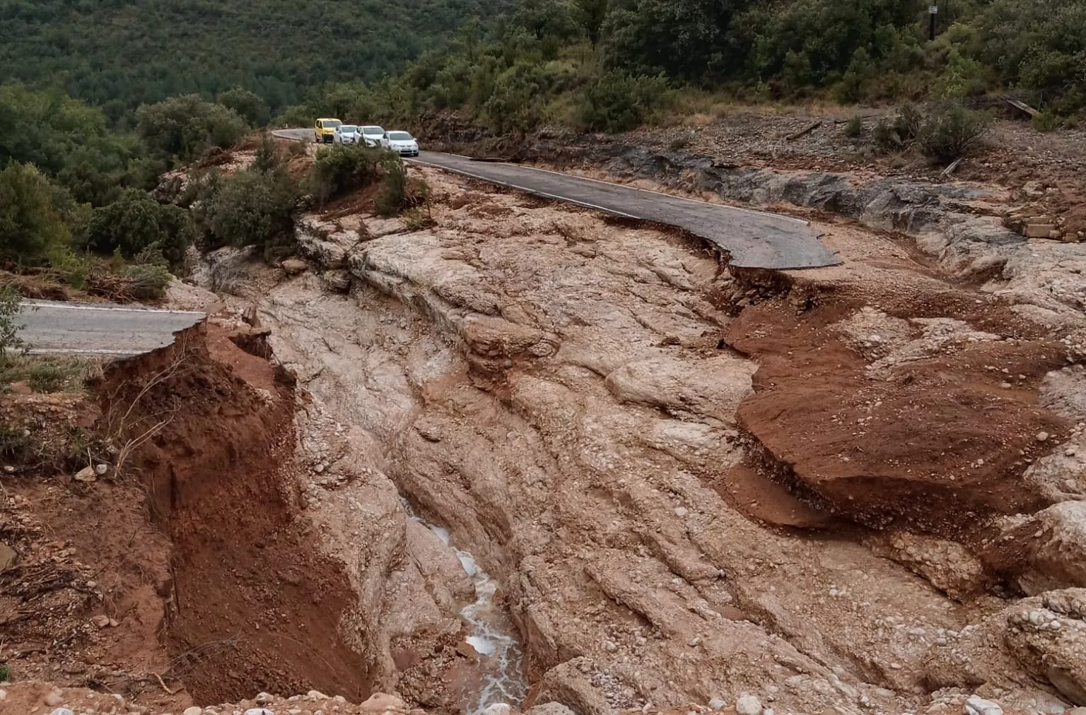 Corte de la carretera entre Bastarás y Yaso en la Sierra de Guara.