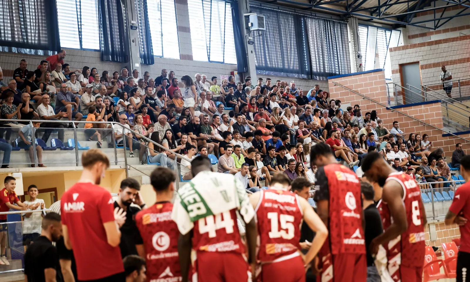 Ambiente en el pabellón los Olímpicos de Monzón para el encuentro entre Casademont Zaragoza y Andorra.