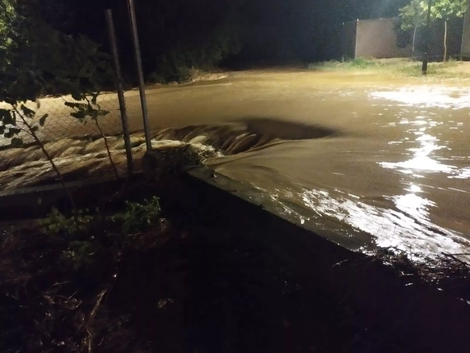 El agua invadido las calles de Lascellas.