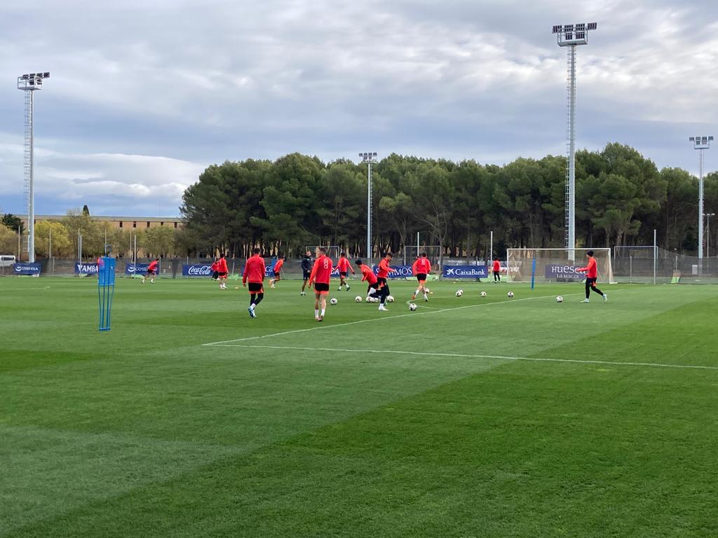 Un momento del entrenamiento del Huesca este martes en el IES Pirámide. Sin Sielva, pero sí con Carrillo y Valentín. Foto: A. Mora