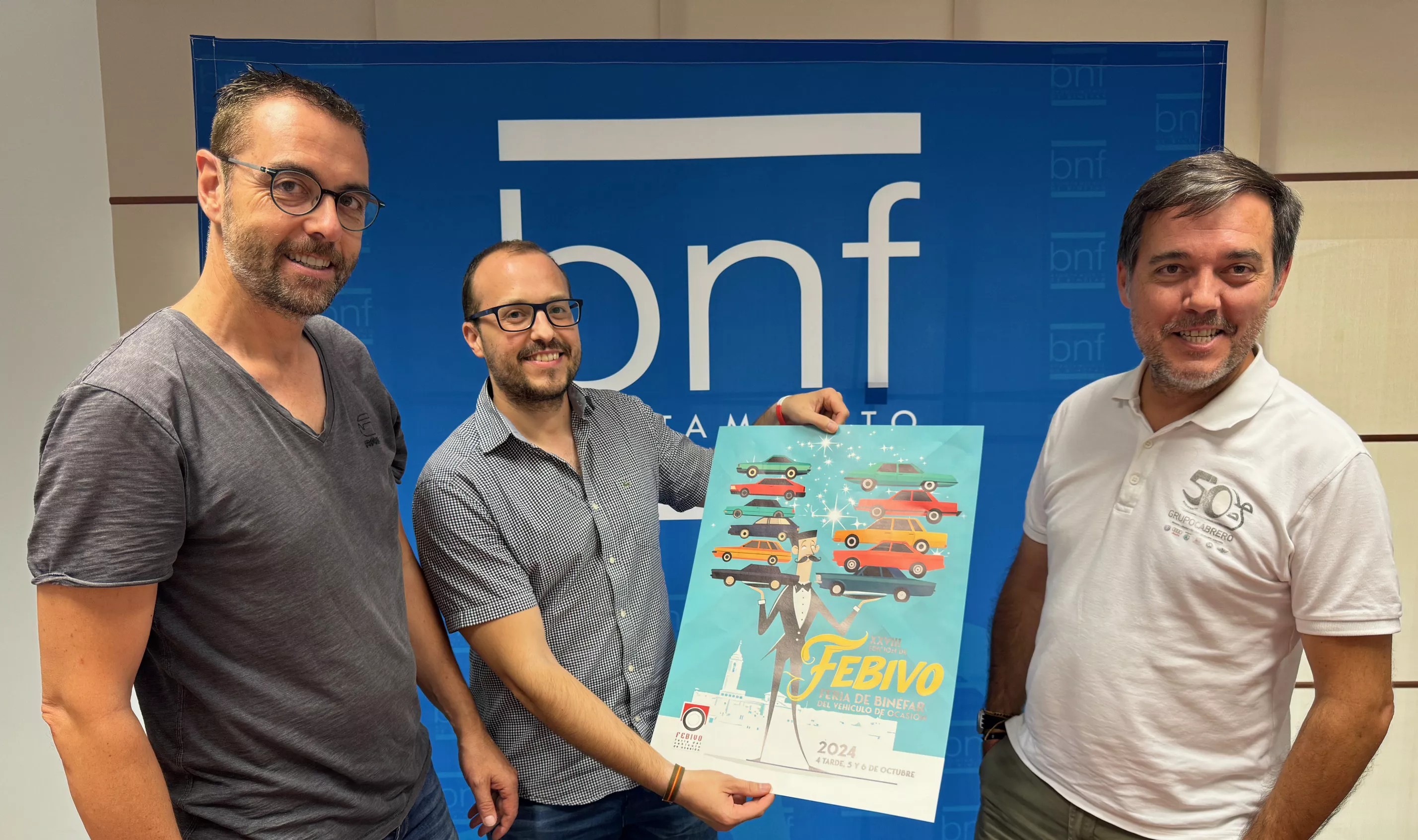 Raúl Semeli, de Talleres Semeli, el concejal Miguel Ángel Pascual y David Cabrero, de Automóviles Binéfar. 