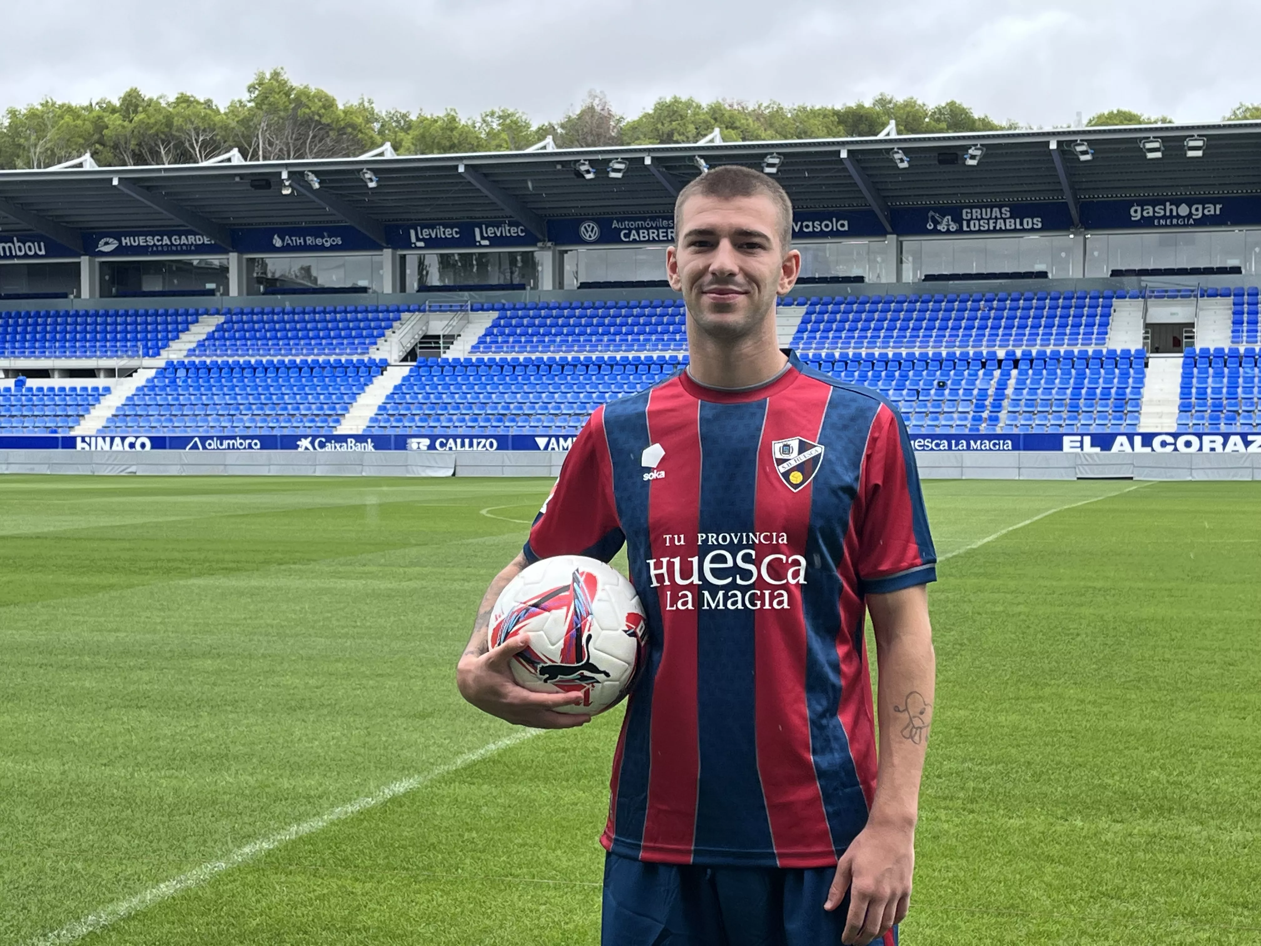 Jordi Martín, un puñal “versátil” al servicio del Huesca. Foto: Adrián Mora