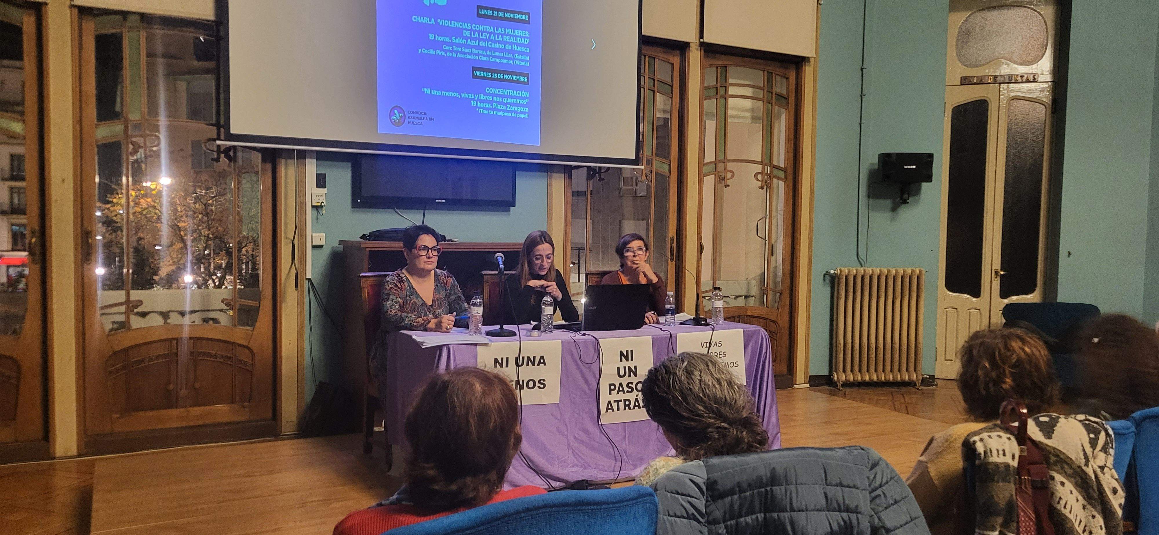 Cecilia Peris, Ana Rosa Maza y Teresa Sáez. Las expertas hablaron de la Ley del solo sí es sí. Foto Myriam Martínez 