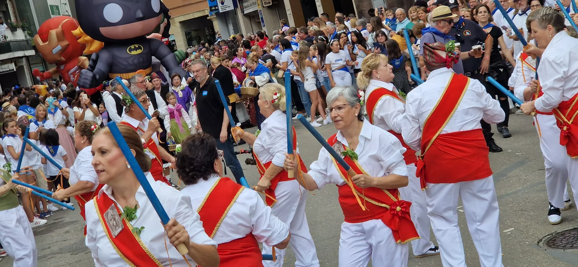 Los danzantes actuando en el arranque de las fiestas de Barbastro. Foto Myriam Martínez Iriarte Los danzantes actuando en el arranque de las fiestas de Barbastro. Foto Myriam Martínez Iriarte