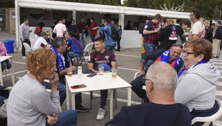 Comida popular y animación para la previa del Huesca-Burgos