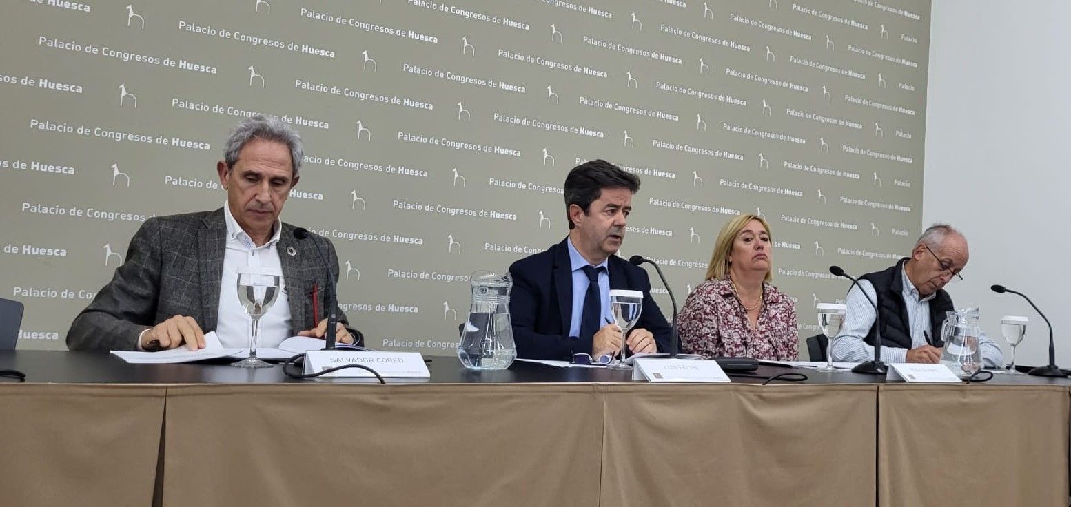 Salvador Cored, Luis Felipe, Rosa Gerbás y Carlos Villacampa tras la reunión de la Mesa de Diálogo Social