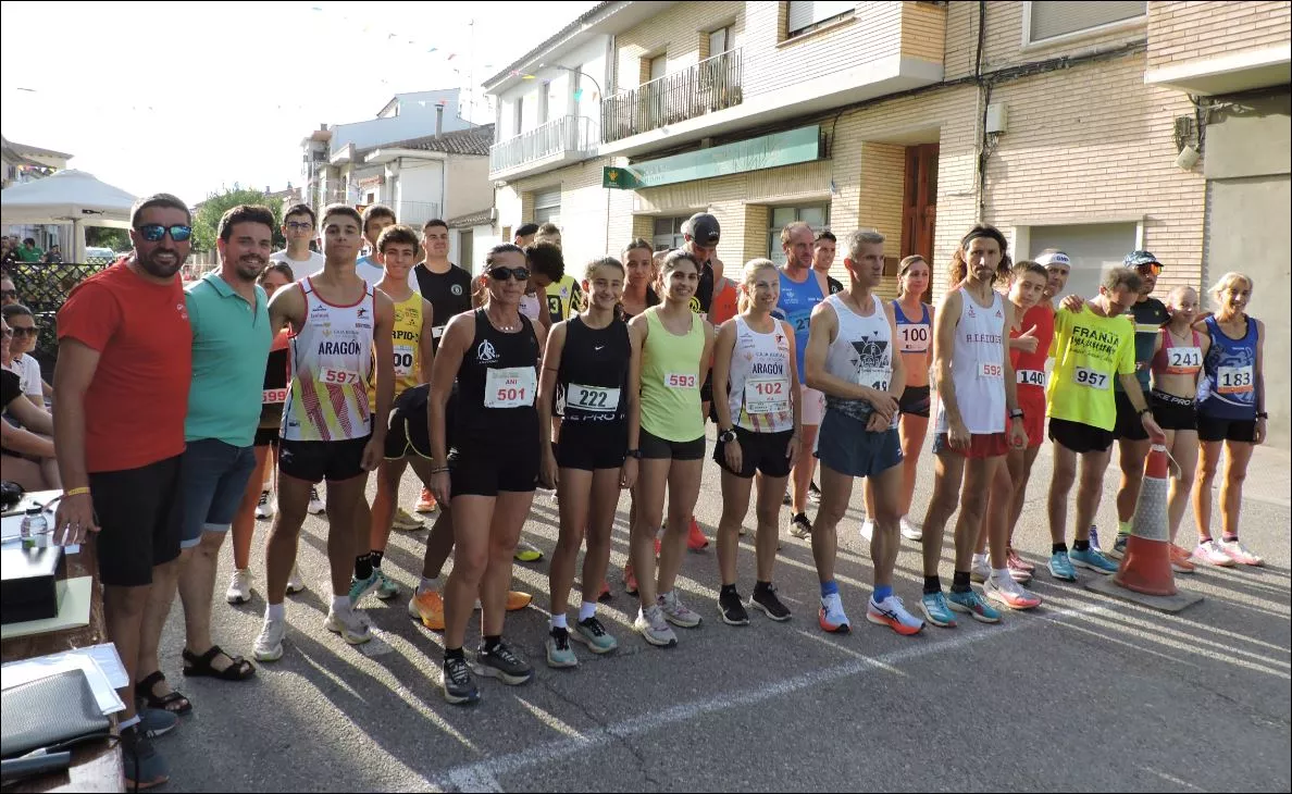 Particicipantes de la carrera con las autoridades
