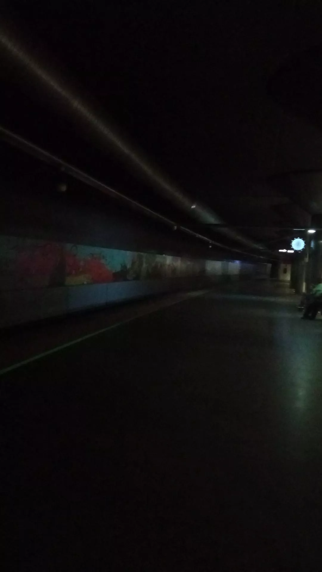 La Estación de Goya con la luz apagada, los perjudicados esperando la llegada del tren con cuatro horas de retraso