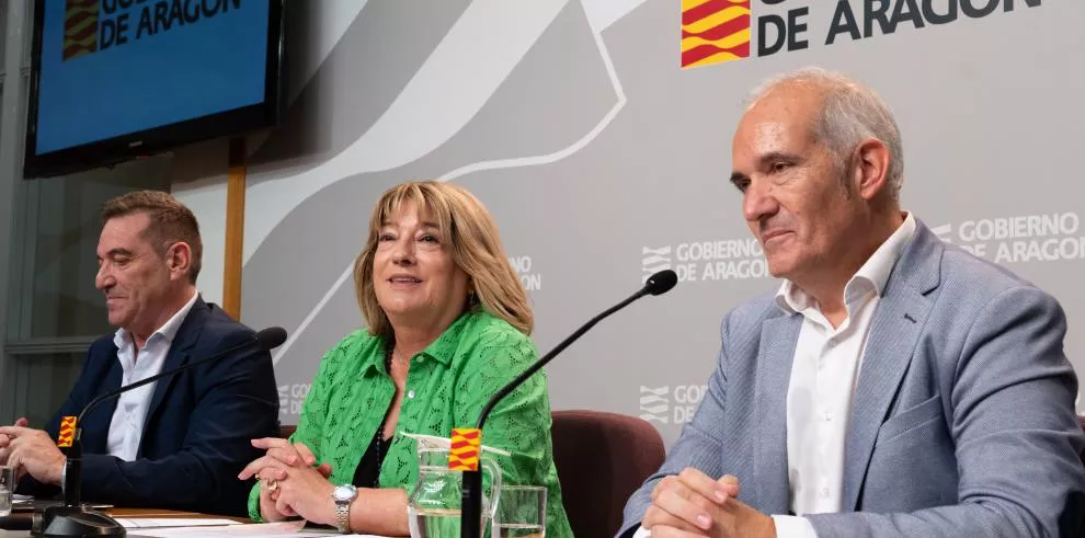 La consejera de Educación, Cultura y Deporte, Tomasa Hernández, junto al secretario general técnico, Manuel Magdaleno, y el director general de Planificación, Centros y FP, Luis Mallada. Foto Tomás Simón