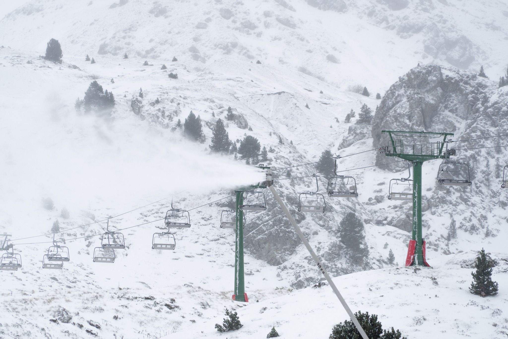 Cañón de nieve en funcionamiento en Formigal-Panticosa