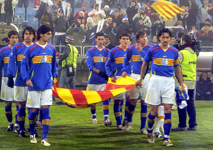 Los jugadores de Aragón salen al césped de La Romareda en el partido ante Chile del 2006.