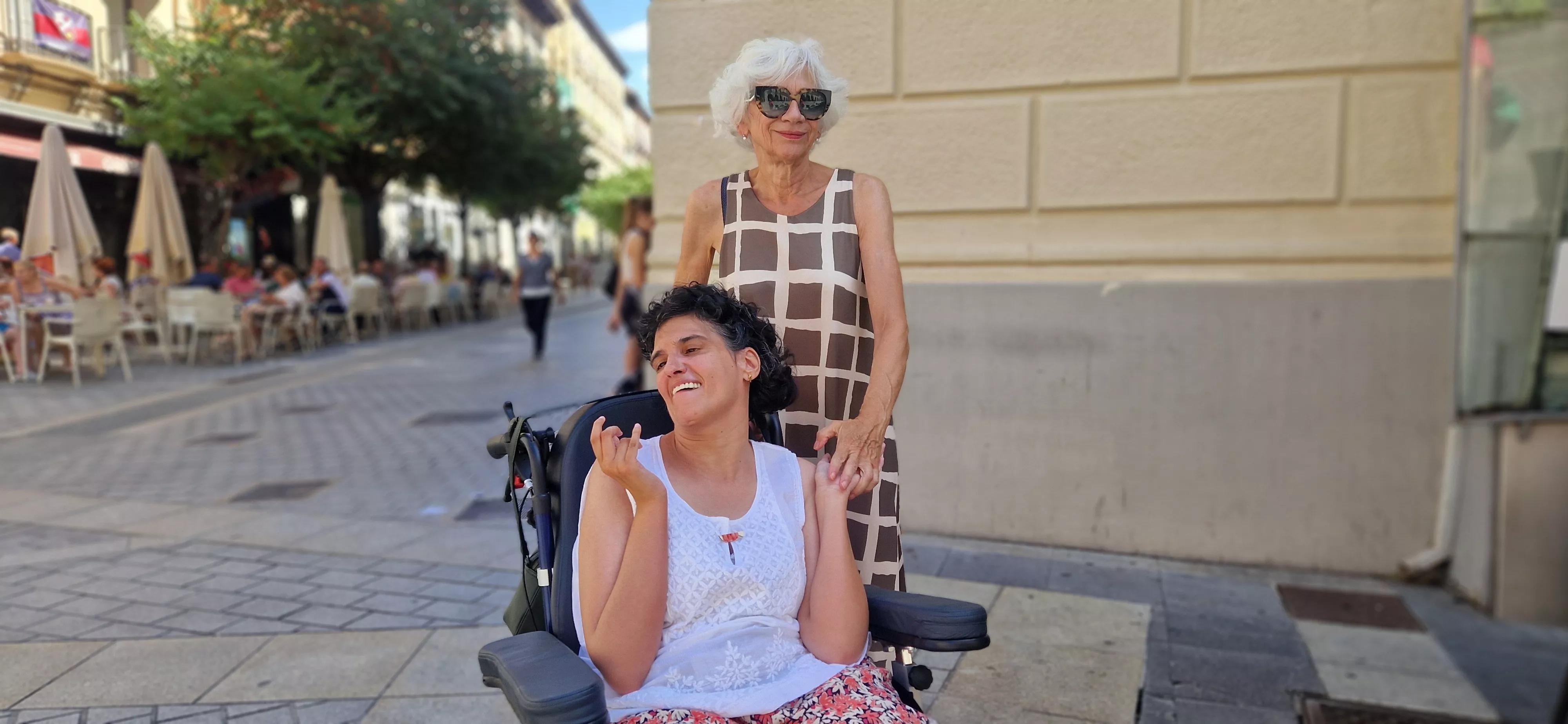 Isabel Tomás denuncia la falta de transporte médico en Huesca para llevar a su hija Irene, con parálisis cerebral, a las citas médicas. Foto Myriam Martínez