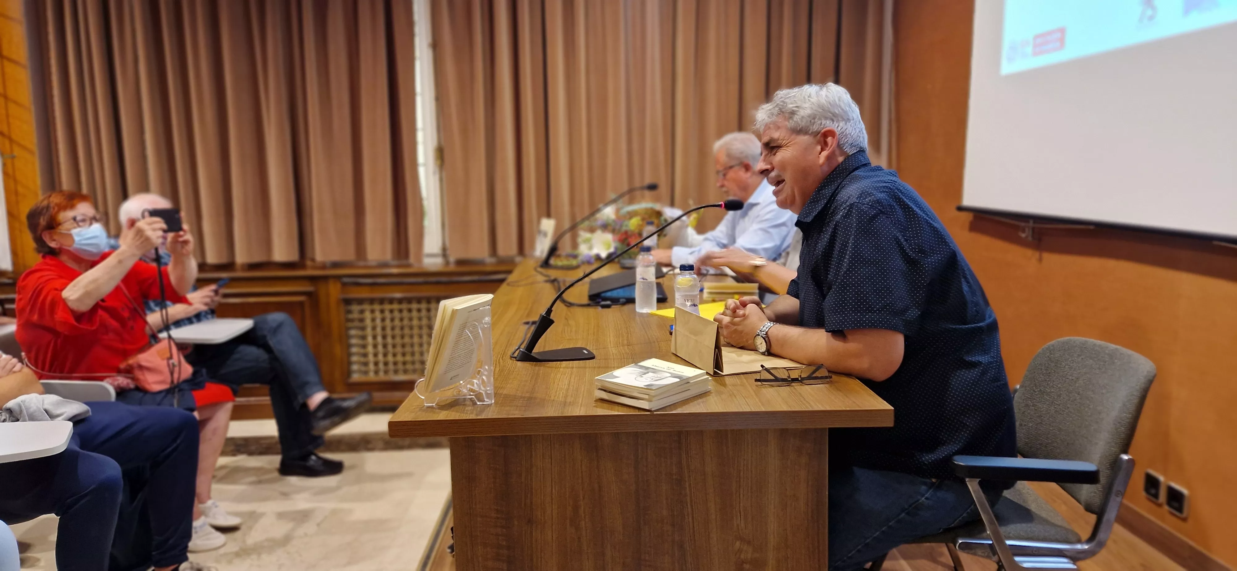  Presentación del libro de Ana Giménez Betrán sobre Ana Abarca de Bolea, con Carlos Serrano en primer término.  Foto Myriam Martínez