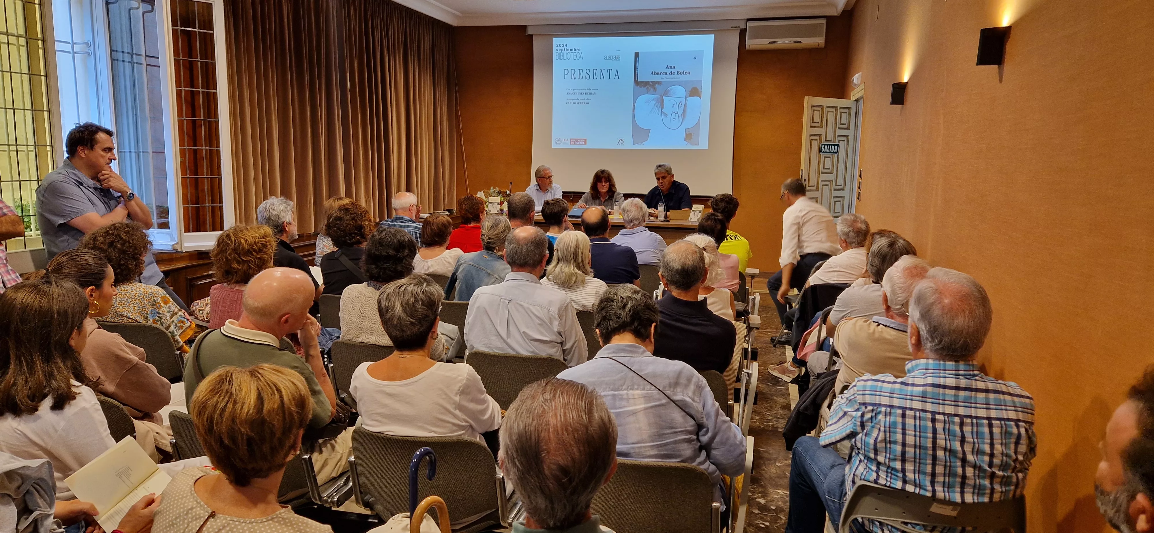  Presentación del libro de Ana Giménez Betrán sobre Ana Abarca de Bolea, en el IEA con el salón de actos abarrotado. Foto Myriam Martínez.