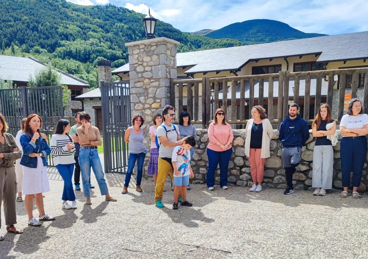 Concentración en el colegio de Benasque. Los sindicatos educativos convocan paros parciales en Aragón los días 16, 23 y 30 de octubre. Concentración en el colegio de Benasque. Los sindicatos educativos convocan paros parciales en Aragón los días 16, 23 y 30 de octubre.