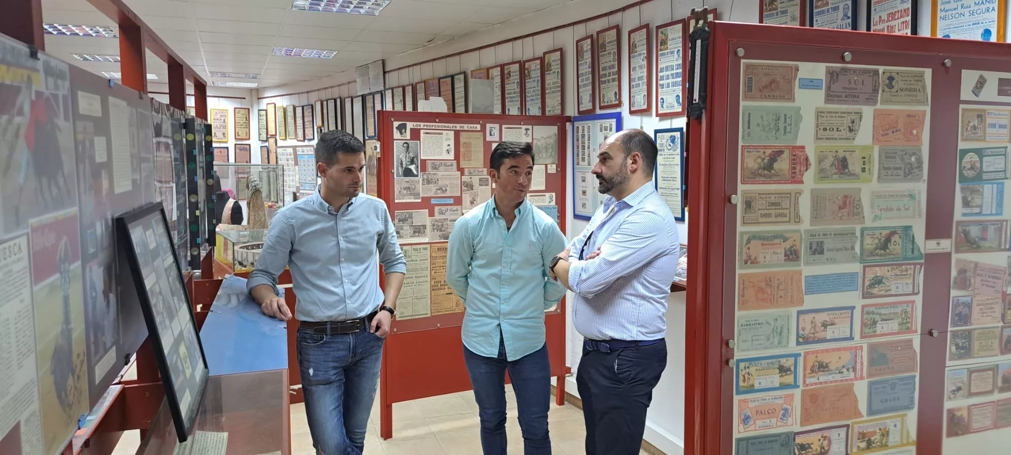 Javier Garcés, Imanol Sánchez y Fernando Torres en el Museo Taurino de Barbastro, en la Plaza de Toros