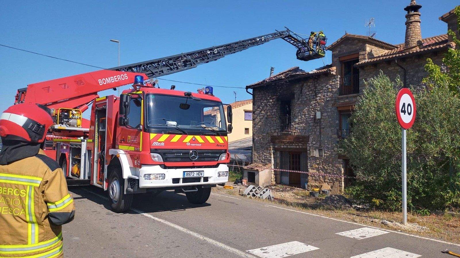 Los bomberos actúan en el incendio de un vivienda de Santa Cilia de Jaca Los bomberos actúan en el incendio de un vivienda de Santa Cilia de Jaca