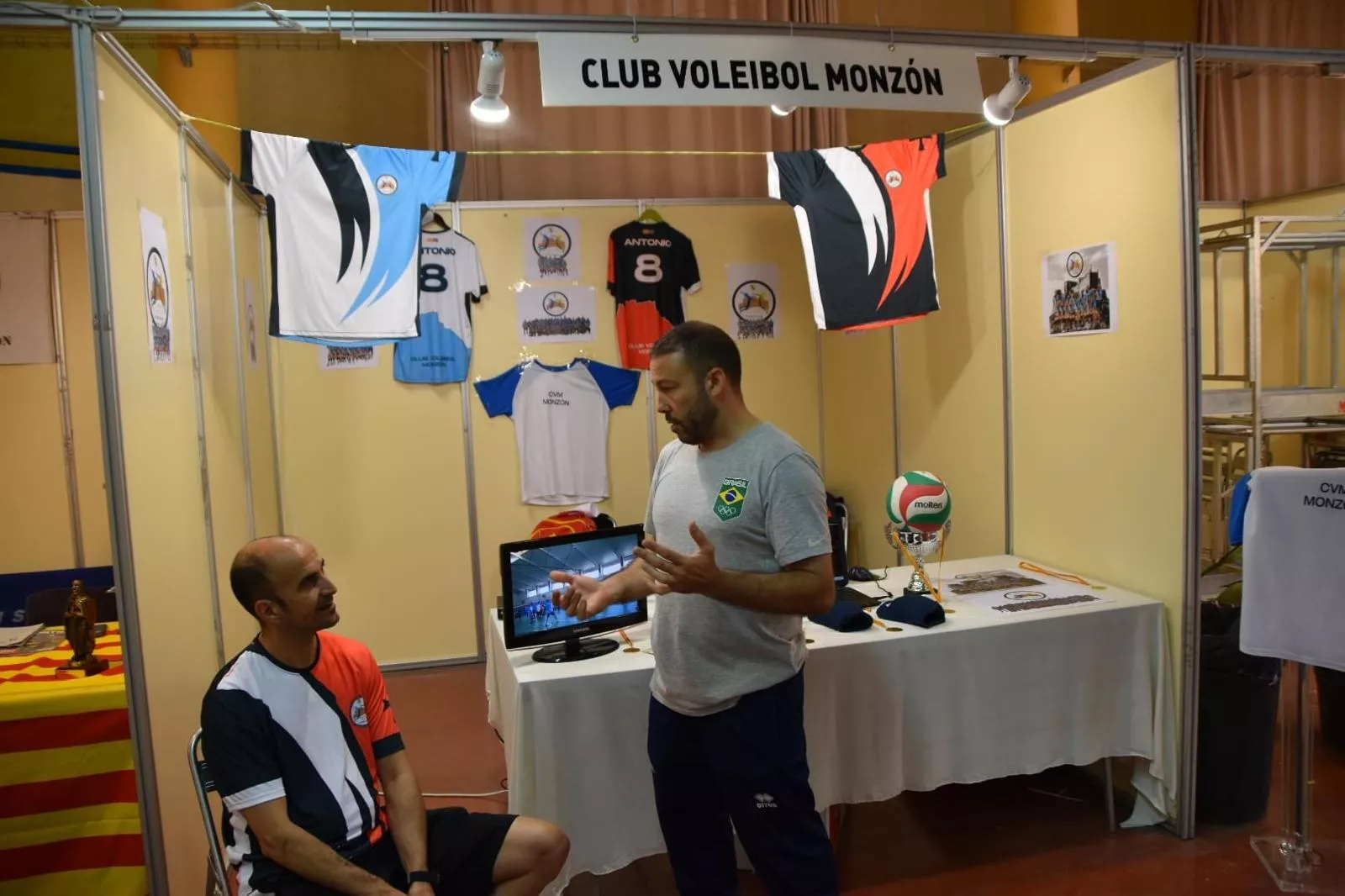 Expositor del Club Voleibol Monzón