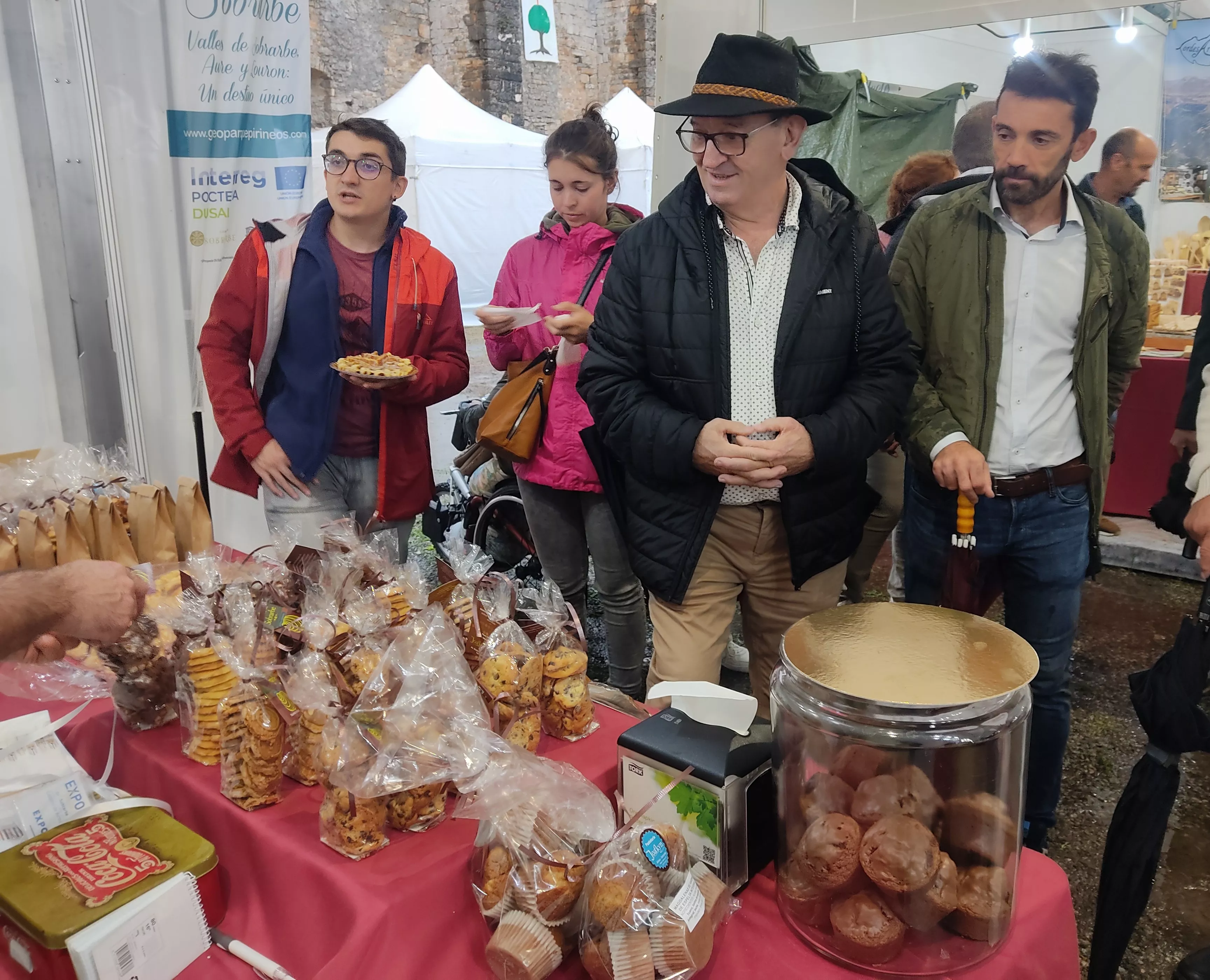 Visitando los stands de la carpa tras la inauguración