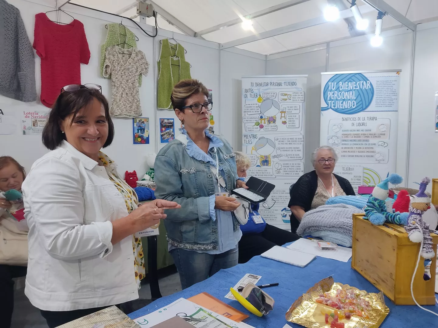 La asociación de mujeres Tejiendo entre Montañas participan por primera vez en la Expoferia