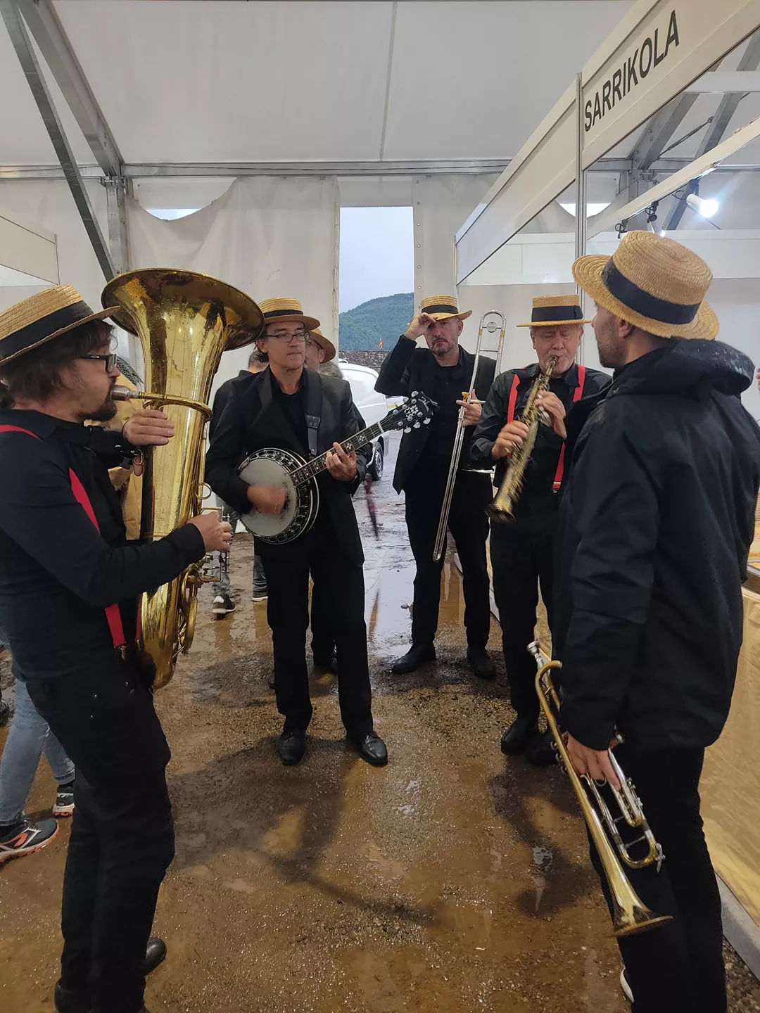 La Dixie Land Blues Band cambia las calles del casco antiguo por la carpa ante las intensas lluvias