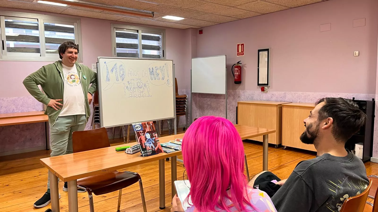 Diego Miragro en la charla sobre los diez años del fanzine ¡Hey! en Huescómic.