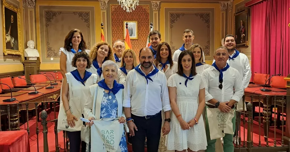 Foto de familia de los Barbastrenses en el Exterior en el Salón de Plenos del Ayuntamiento de Barbastro