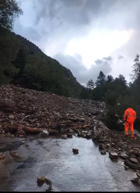 Derrumbe en la carretera hacia Llanos del Hospital en Benasque.