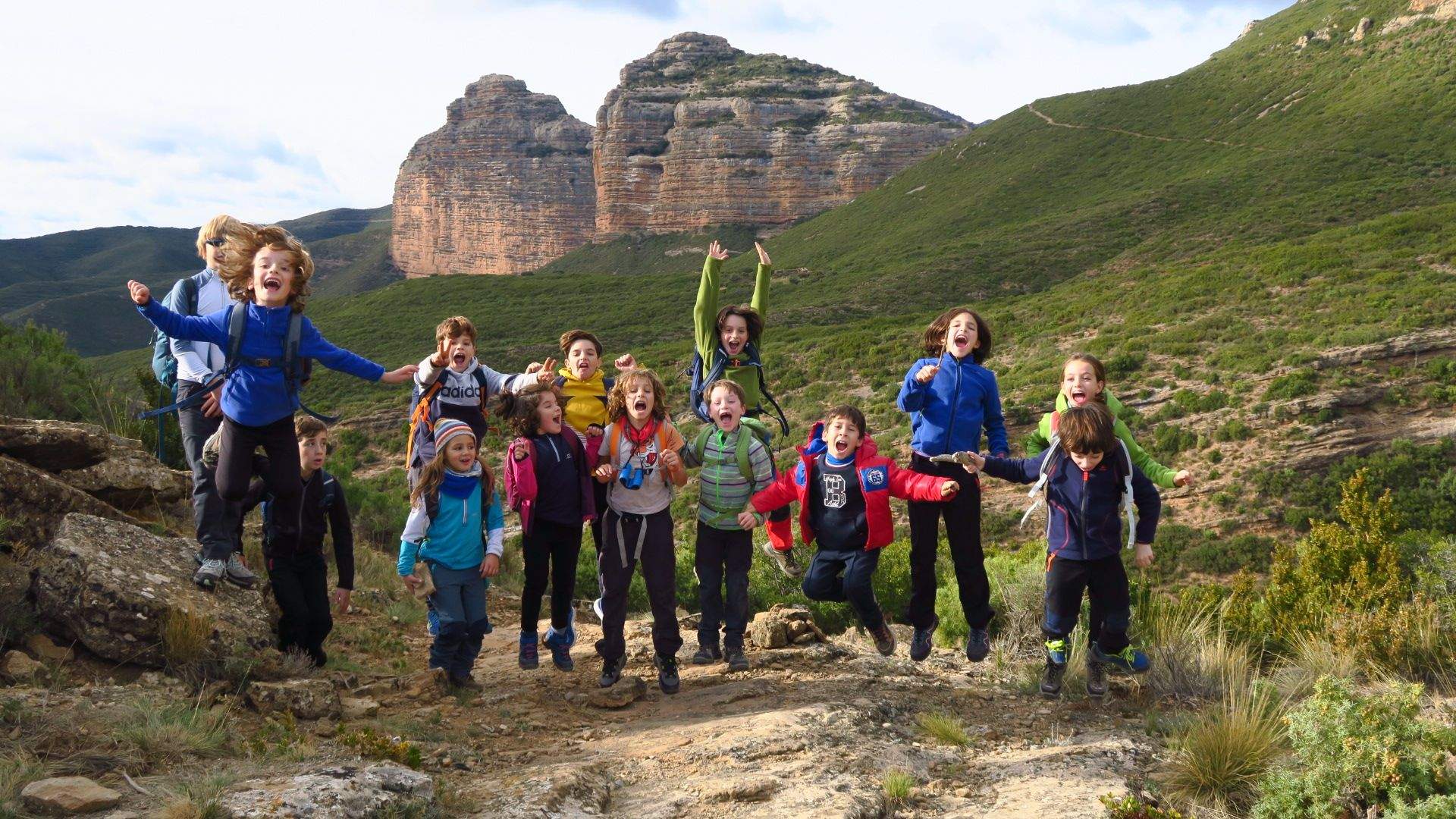 El grupo de Pequeguara con el Salto de Roldán al fondo.