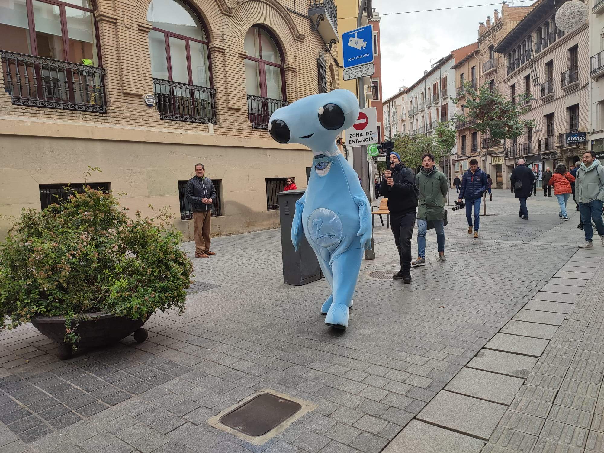 ¿Sabes quién es ese extraño ser de color azul que se ha visto este martes en las calles de Huesca?
