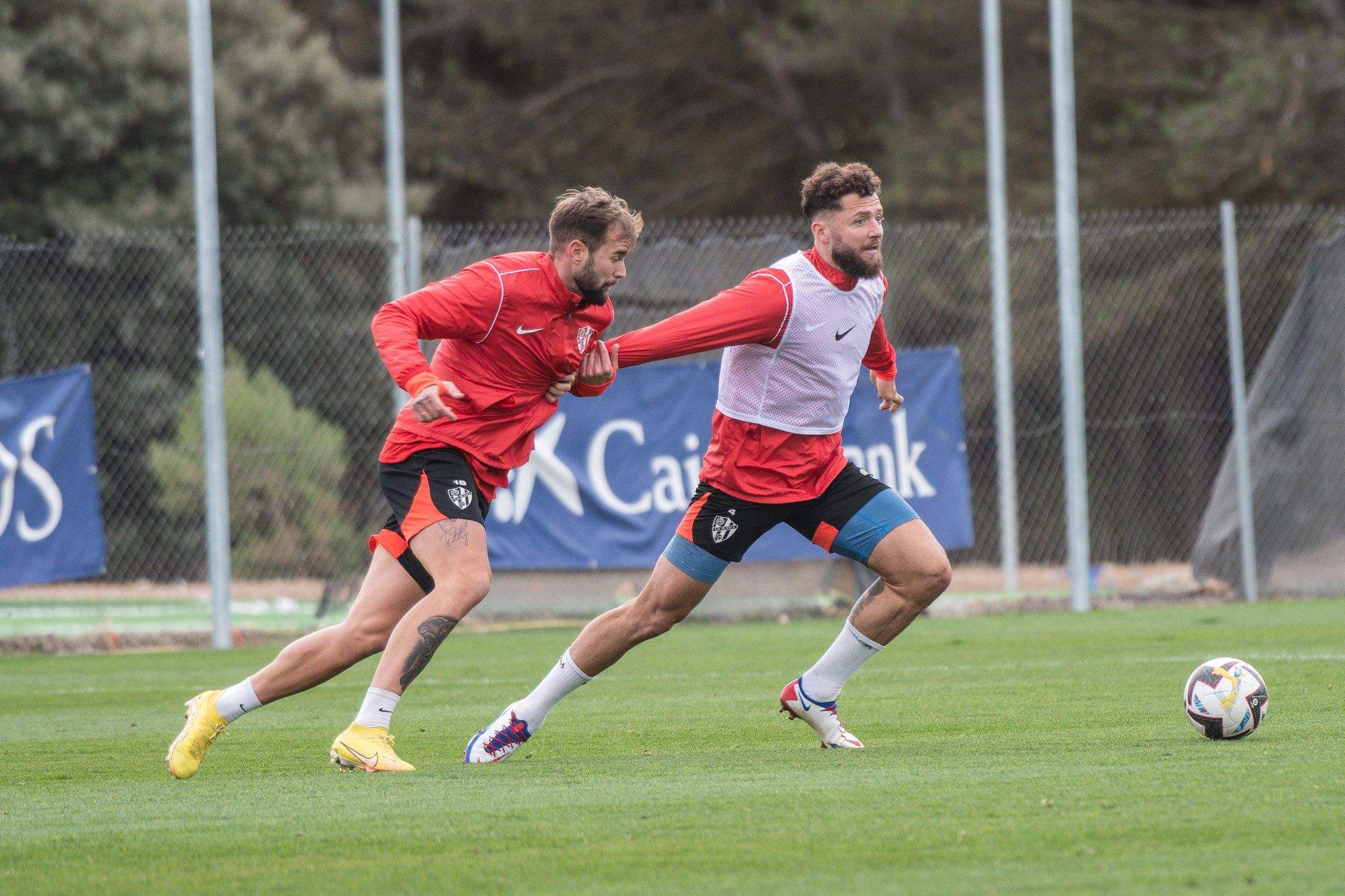 Carrillo disputa un balón junto a Timor en el entrenamiento del Huesca de este martes. Foto: SD Huesca