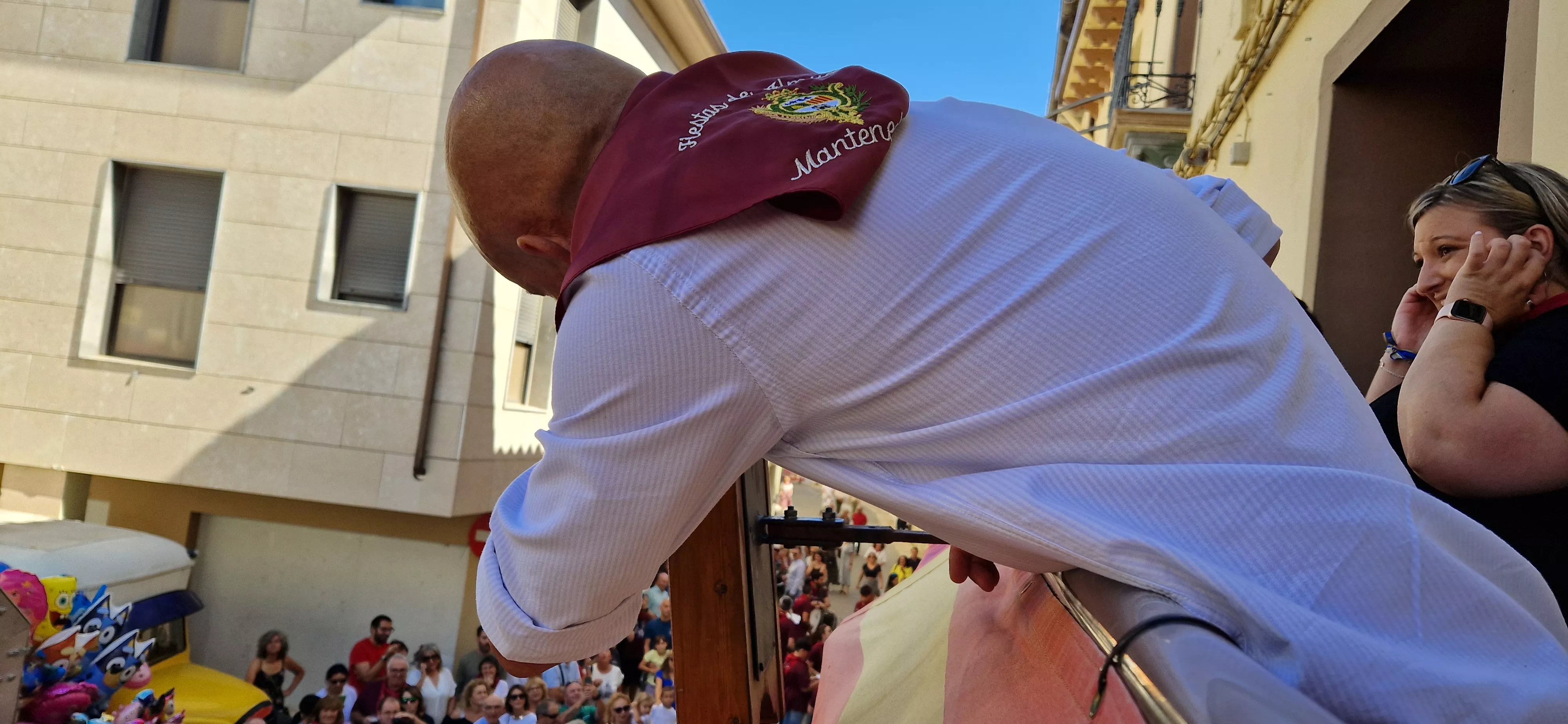 Daniel Martínez, lanzando el cohete de las fiestas de Almudévar 2024. Foto Myriam Martínez 