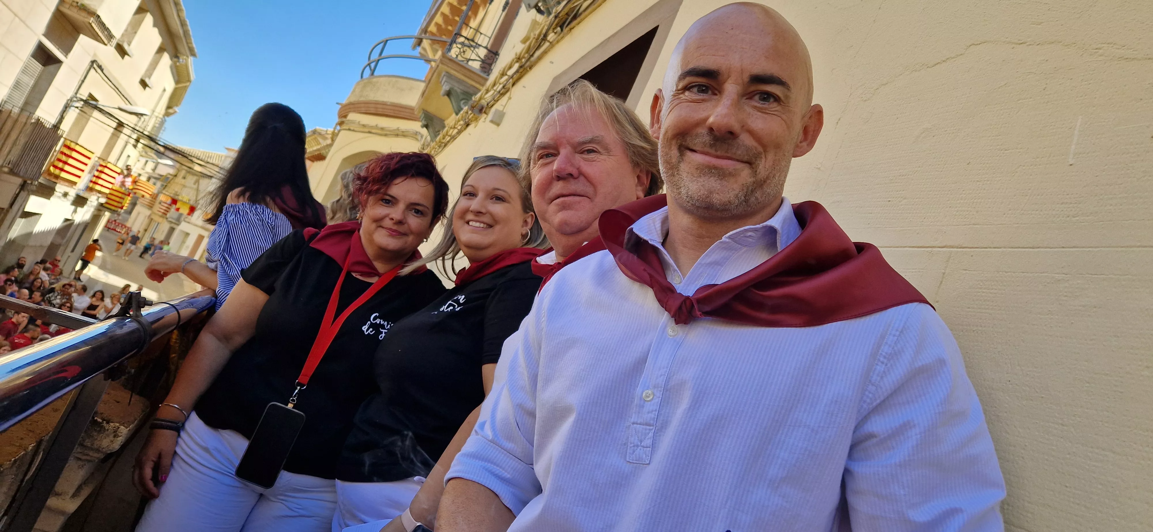 Daniel Martínez, junto al alcalde, lanzando el cohete de las fiestas de Almudévar 2024. Foto Myriam Martínez 