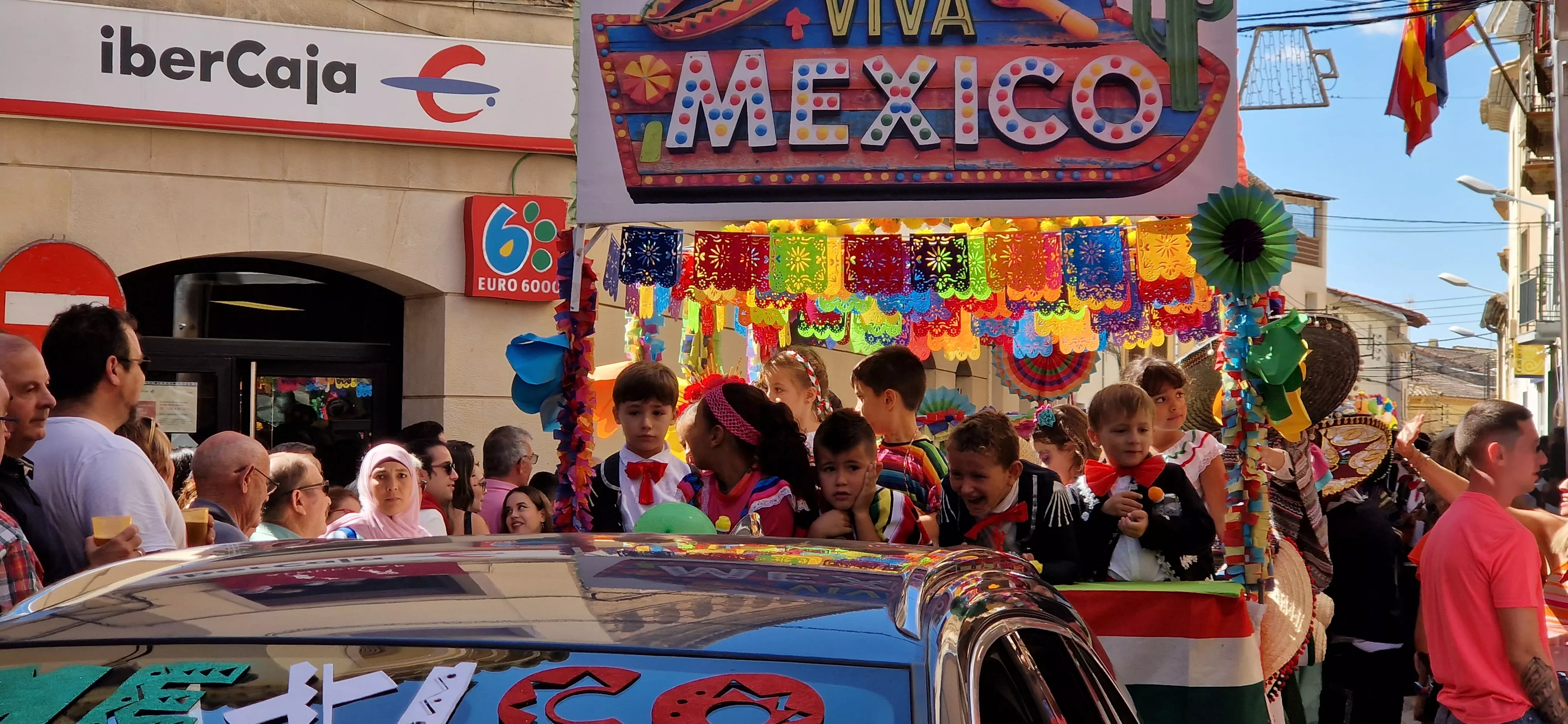 Viva México, segundo premio de carrozas de pequeños, en las fiestas de Almudévar 2024. Foto Myriam Martínez 