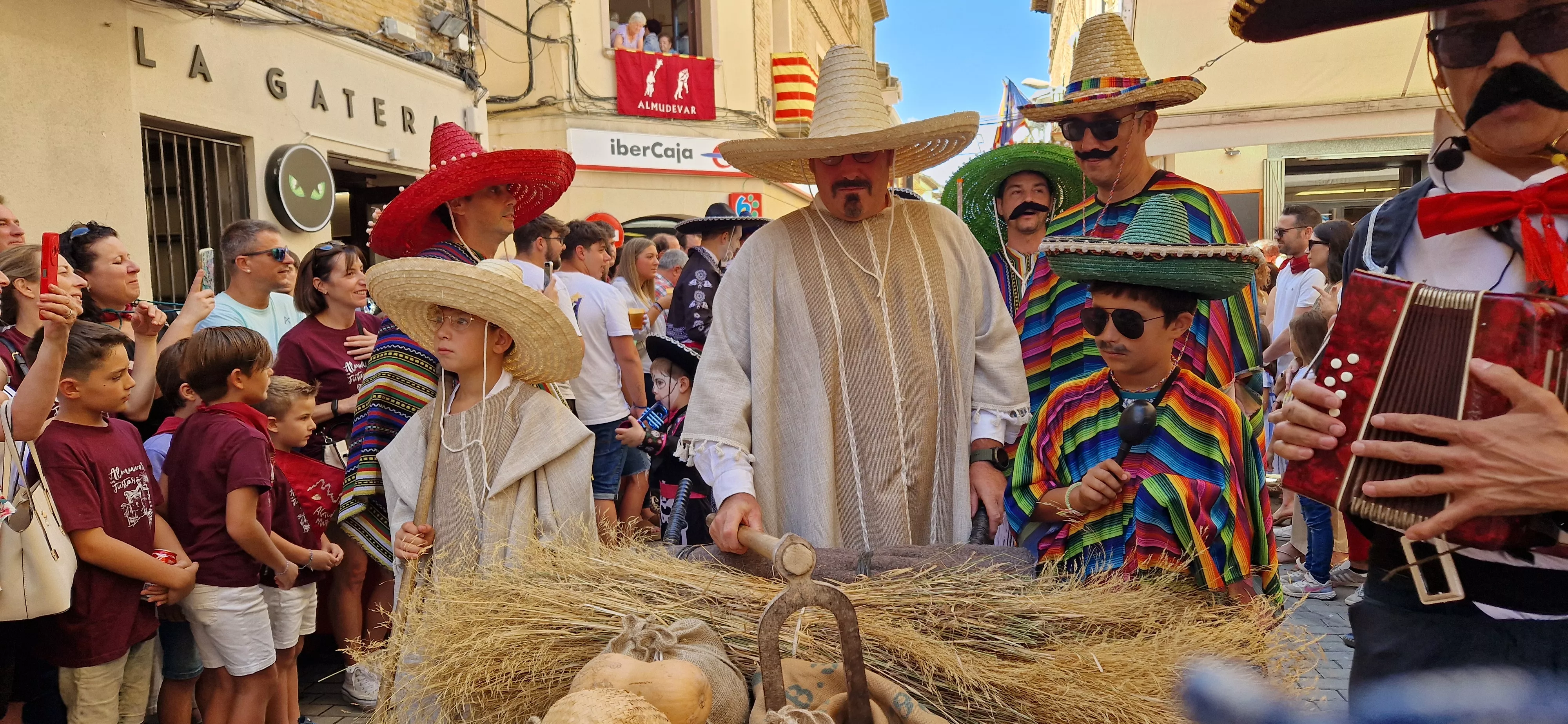 Cabalgata de fiestas de Almudévar 2024. Foto Myriam Martínez 