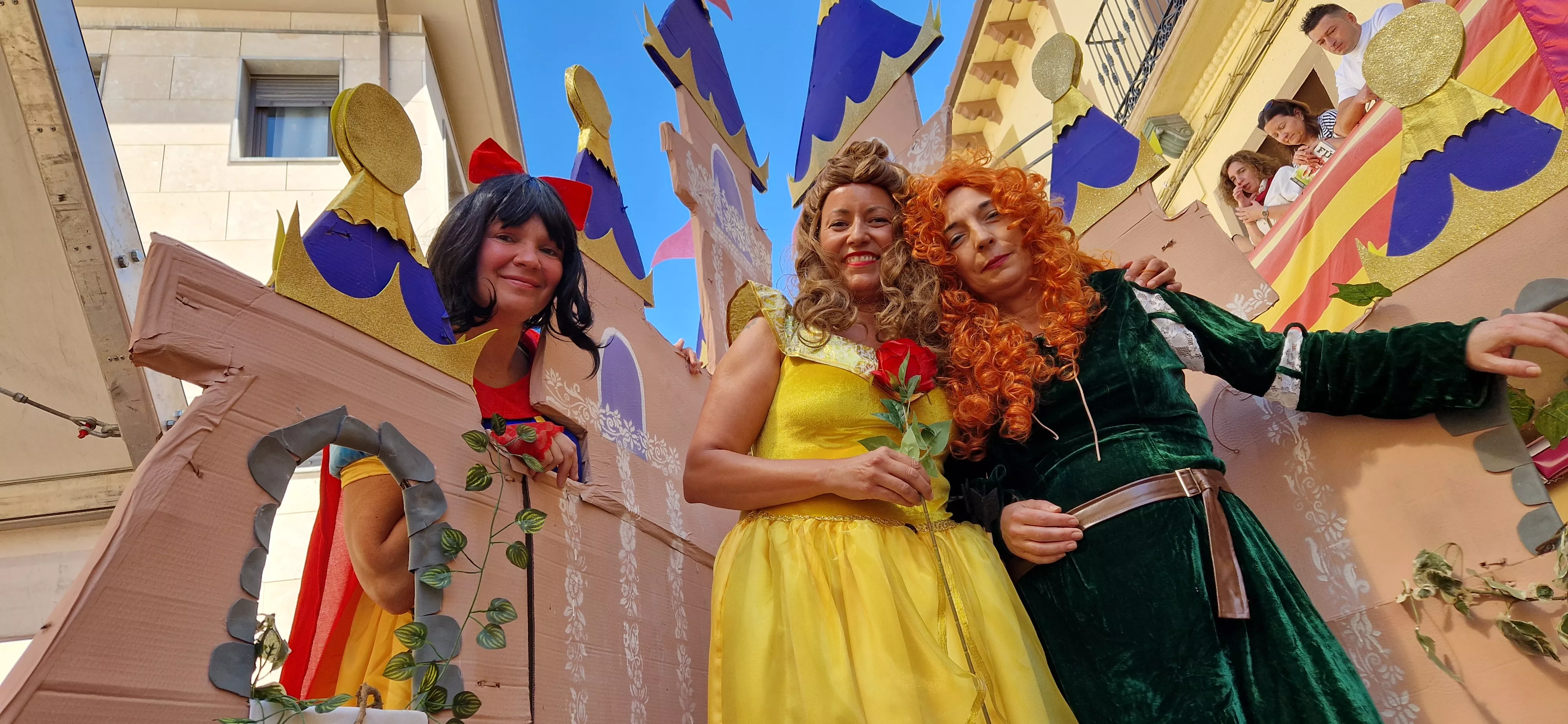 Lobas Disney, tercer premio en la categoría de mayores. Cabalgata de fiestas de Almudévar 2024. Foto Myriam Martínez