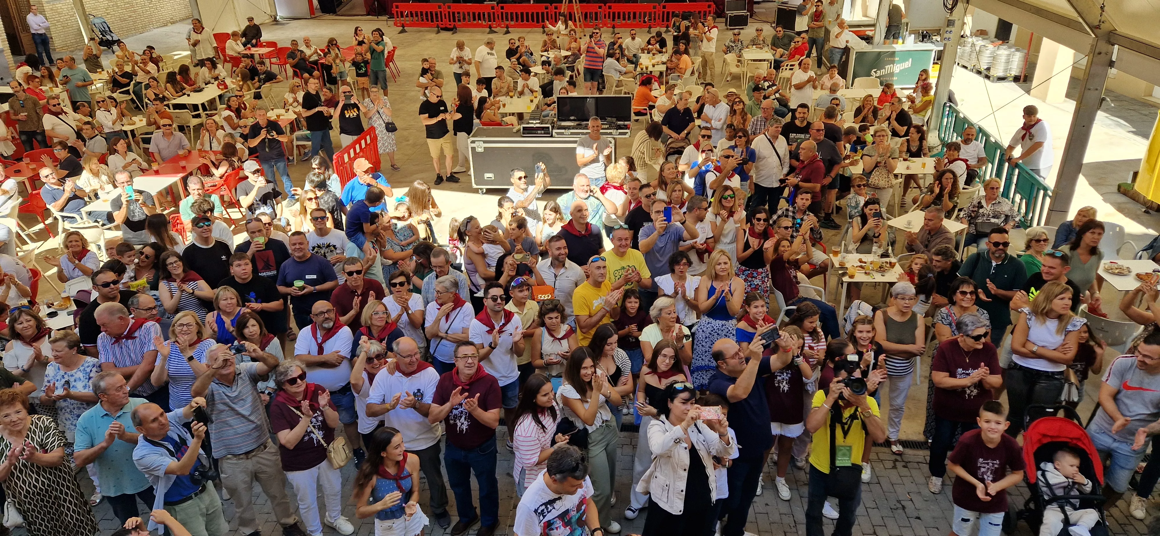 Cohete y cabalgata de fiestas de Almudévar 2024. Foto Myriam Martínez